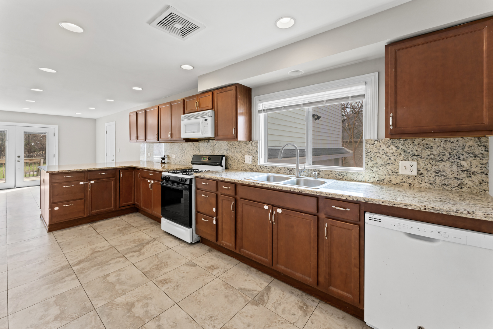 2916 Oakwood Avenue, McHenry, IL 60051