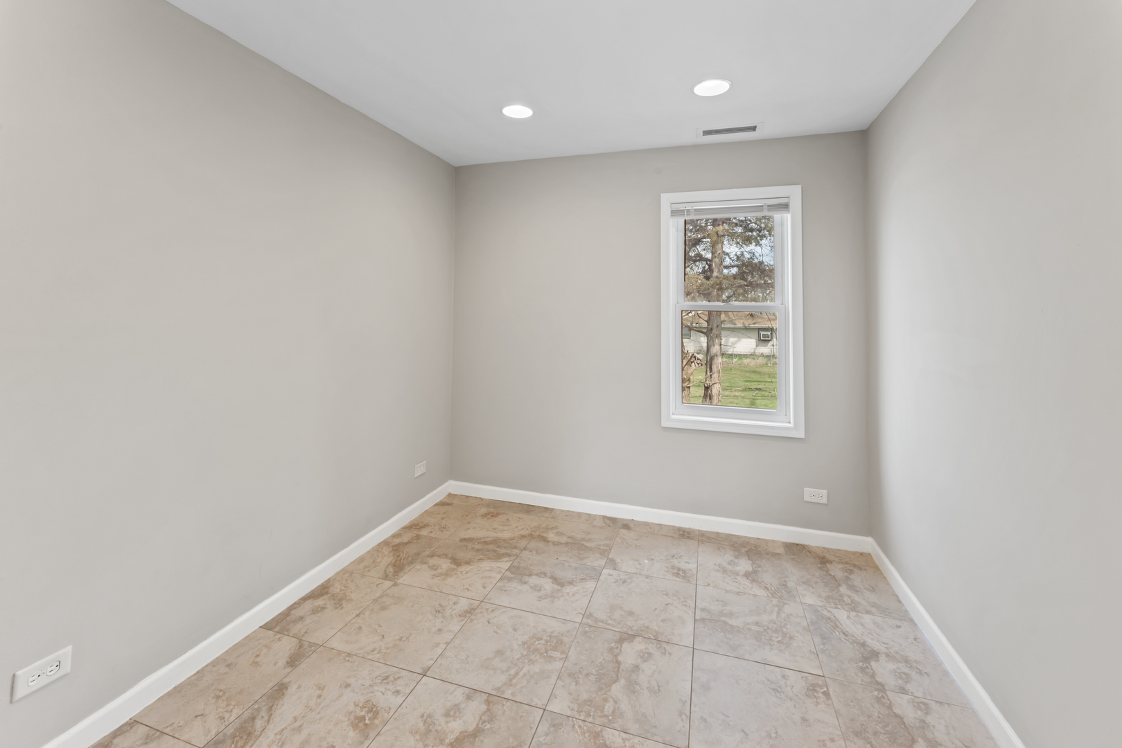2916 Oakwood Avenue, McHenry, IL 60051