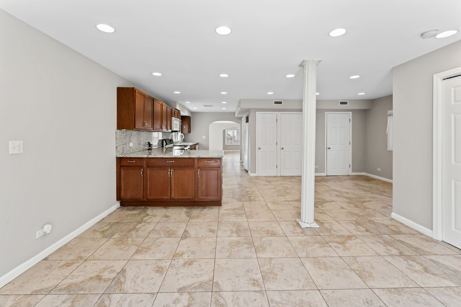 2916 Oakwood Avenue, McHenry, IL 60051