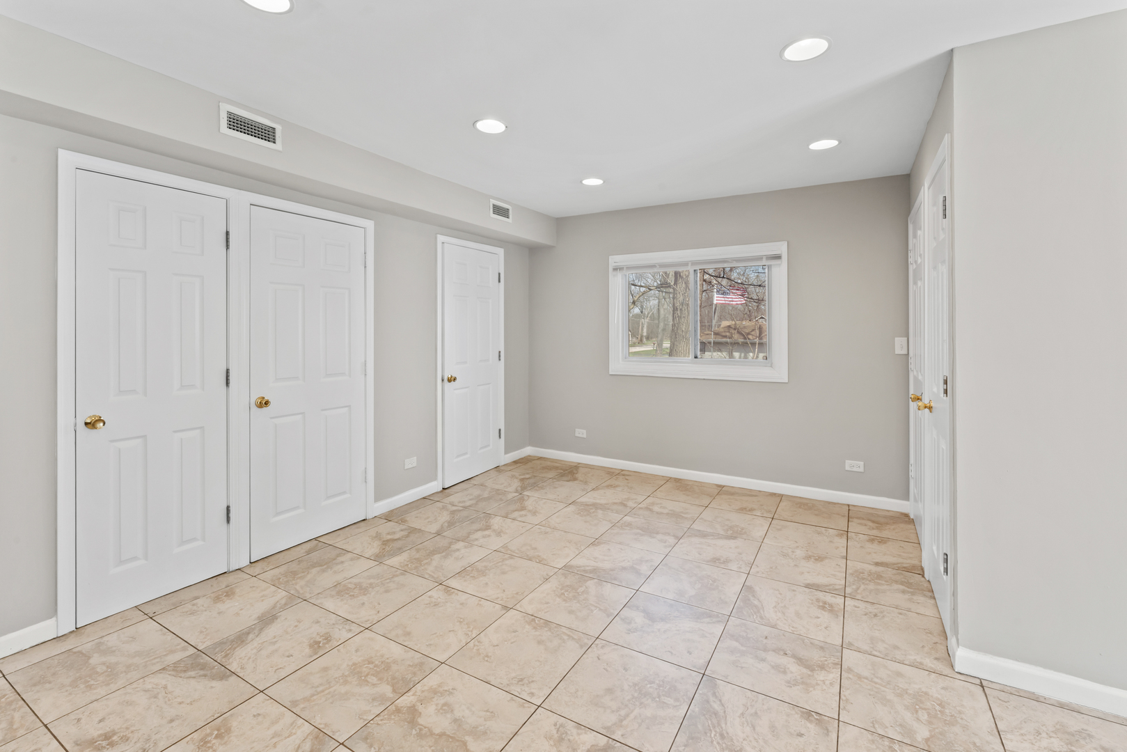 2916 Oakwood Avenue, McHenry, IL 60051