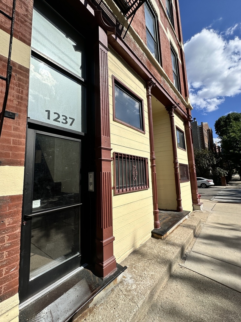 1237 N Noble Street #3R, Chicago, IL 60642