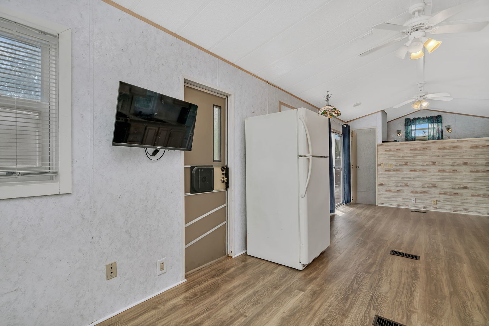 82 Dinosaur Road, Wilmington, IL 60481