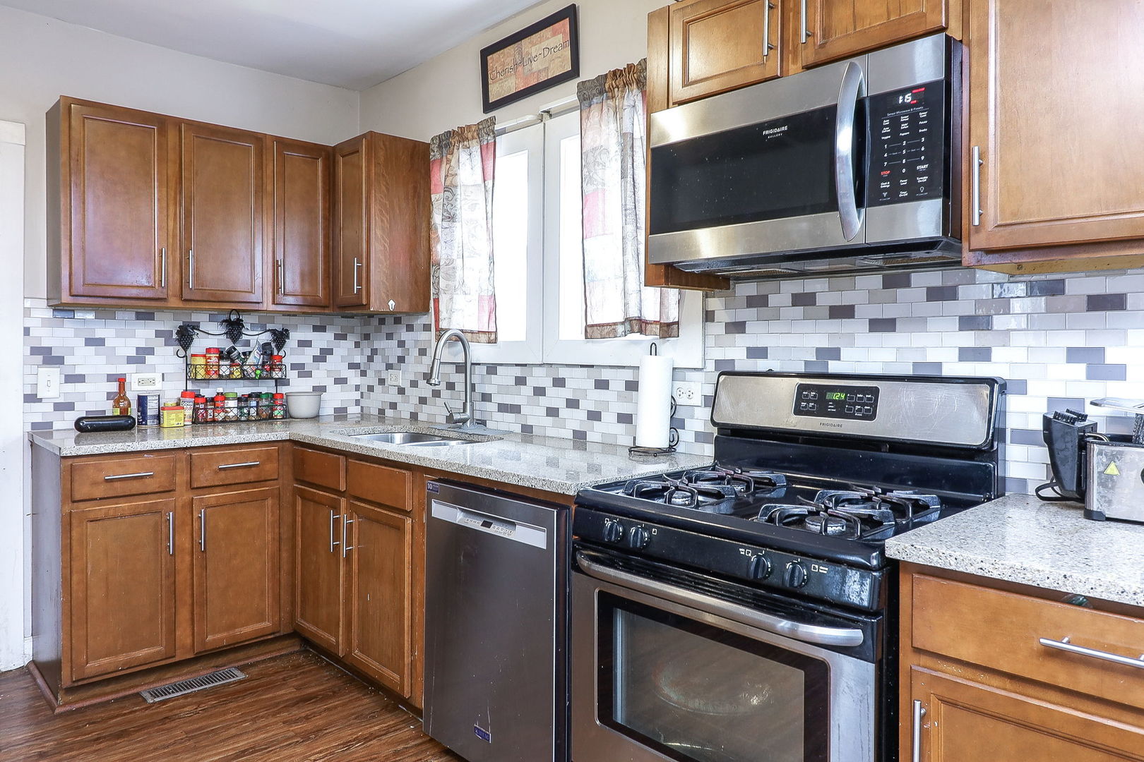 528 WOODLAWN Avenue, Aurora, IL 60506