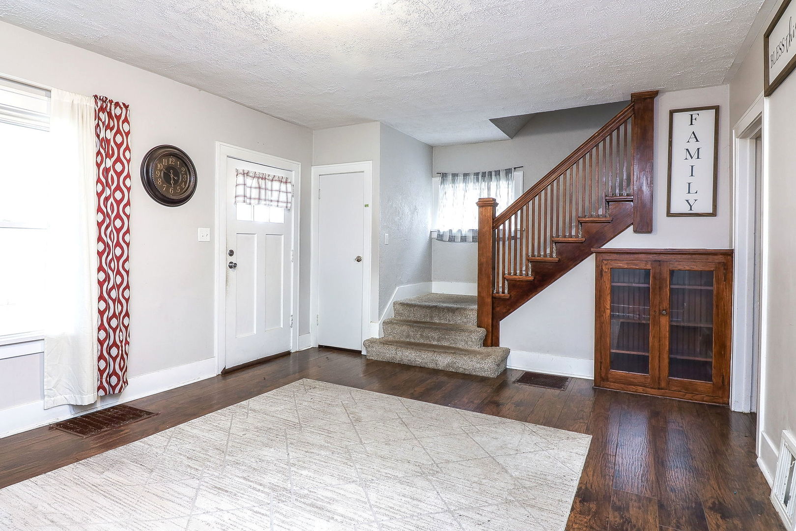 528 WOODLAWN Avenue, Aurora, IL 60506