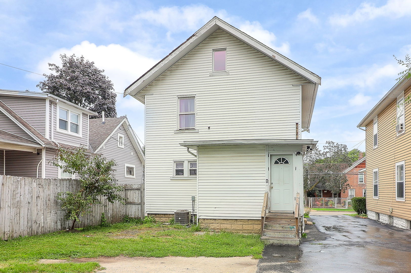 528 WOODLAWN Avenue, Aurora, IL 60506