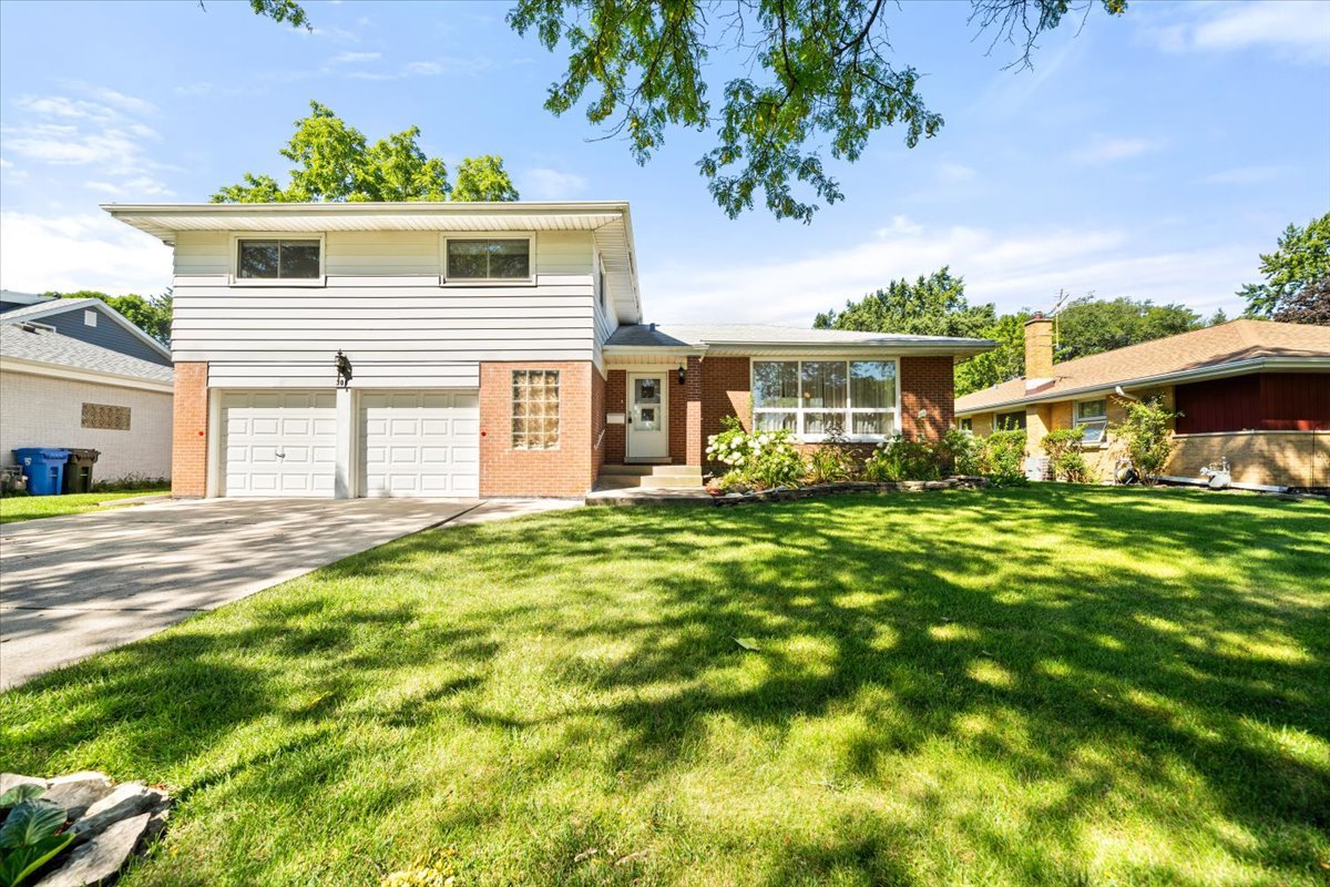 300 S We Go Trail, Mount Prospect, IL 60056