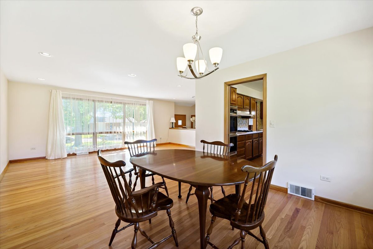 300 S We Go Trail, Mount Prospect, IL 60056