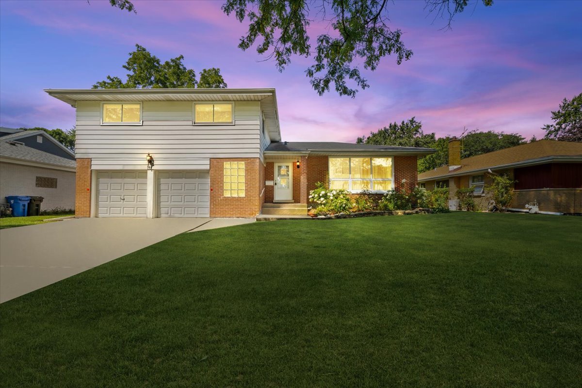 300 S We Go Trail, Mount Prospect, IL 60056