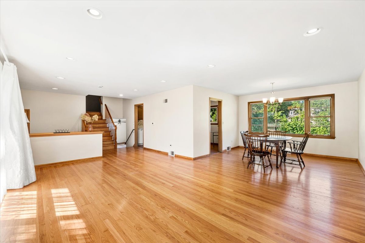 300 S We Go Trail, Mount Prospect, IL 60056
