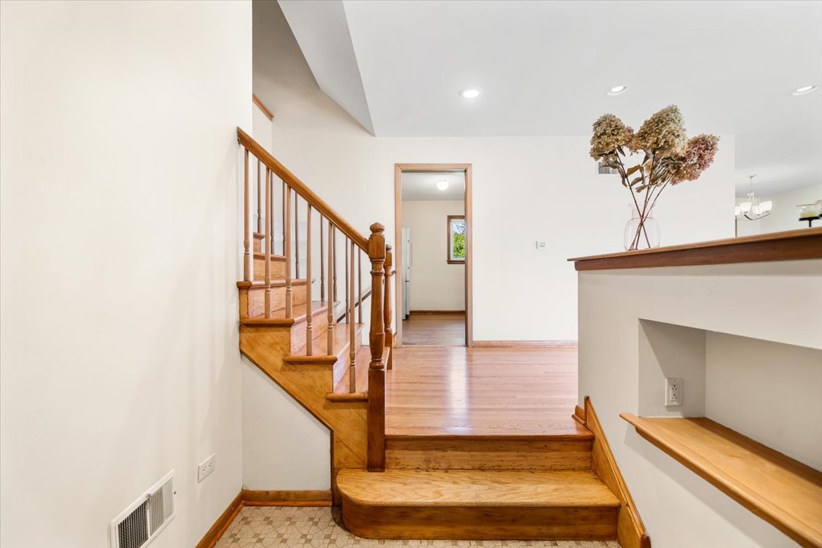 300 S We Go Trail, Mount Prospect, IL 60056