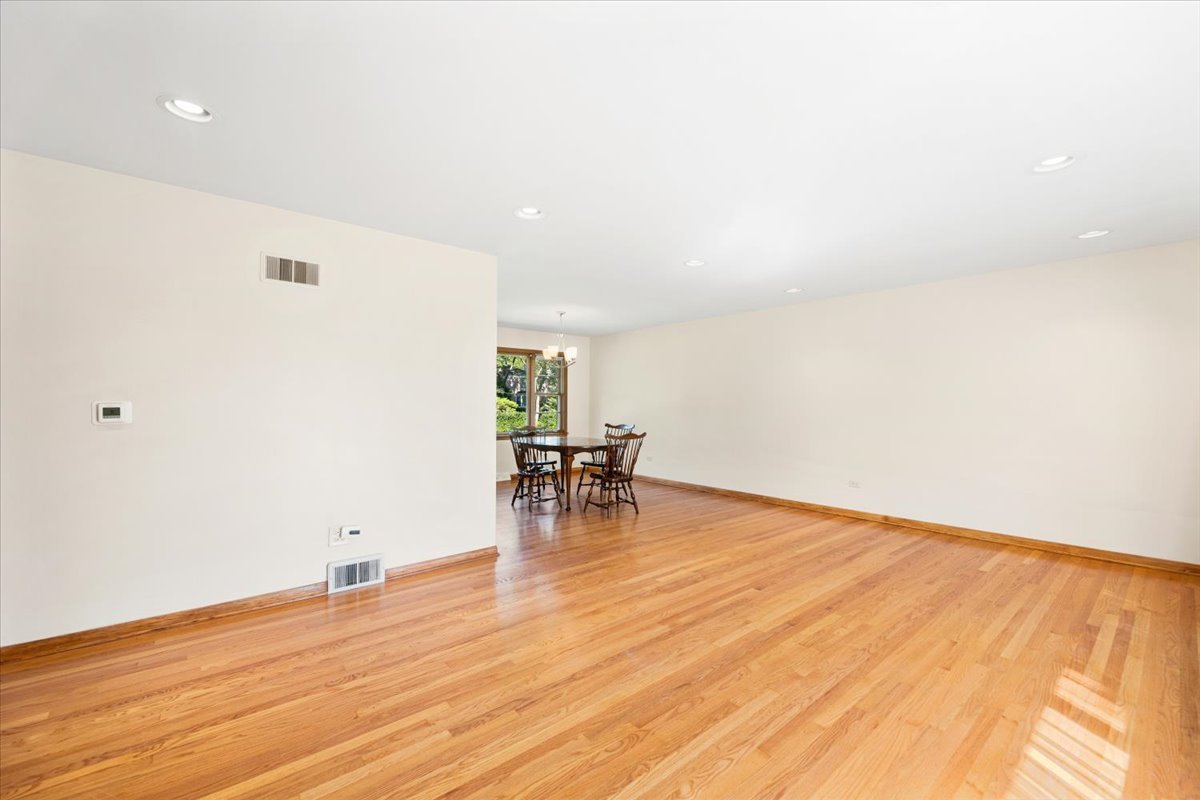 300 S We Go Trail, Mount Prospect, IL 60056