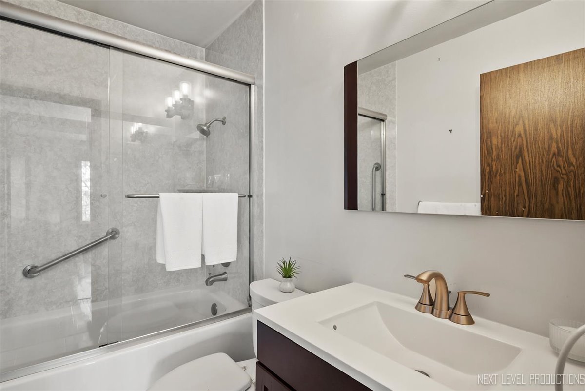 7000 Sussex Court #204, Woodridge, IL 60517