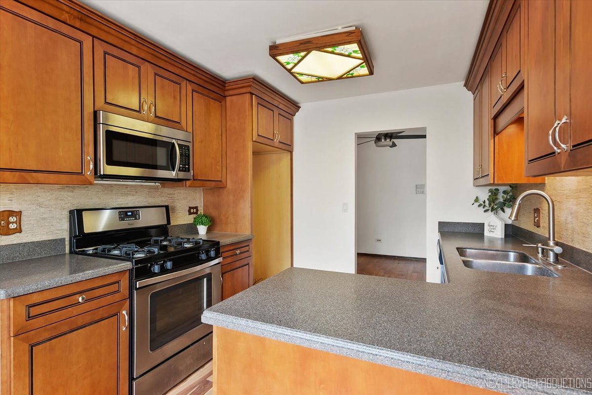 7000 Sussex Court #204, Woodridge, IL 60517