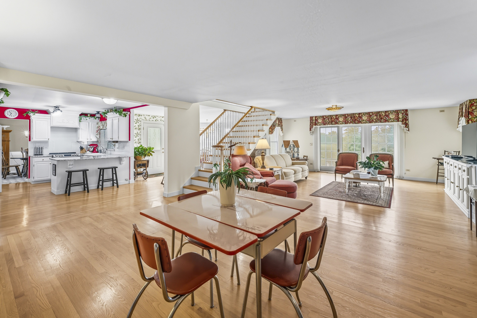 454 Willington Drive, Schaumburg, IL 60194