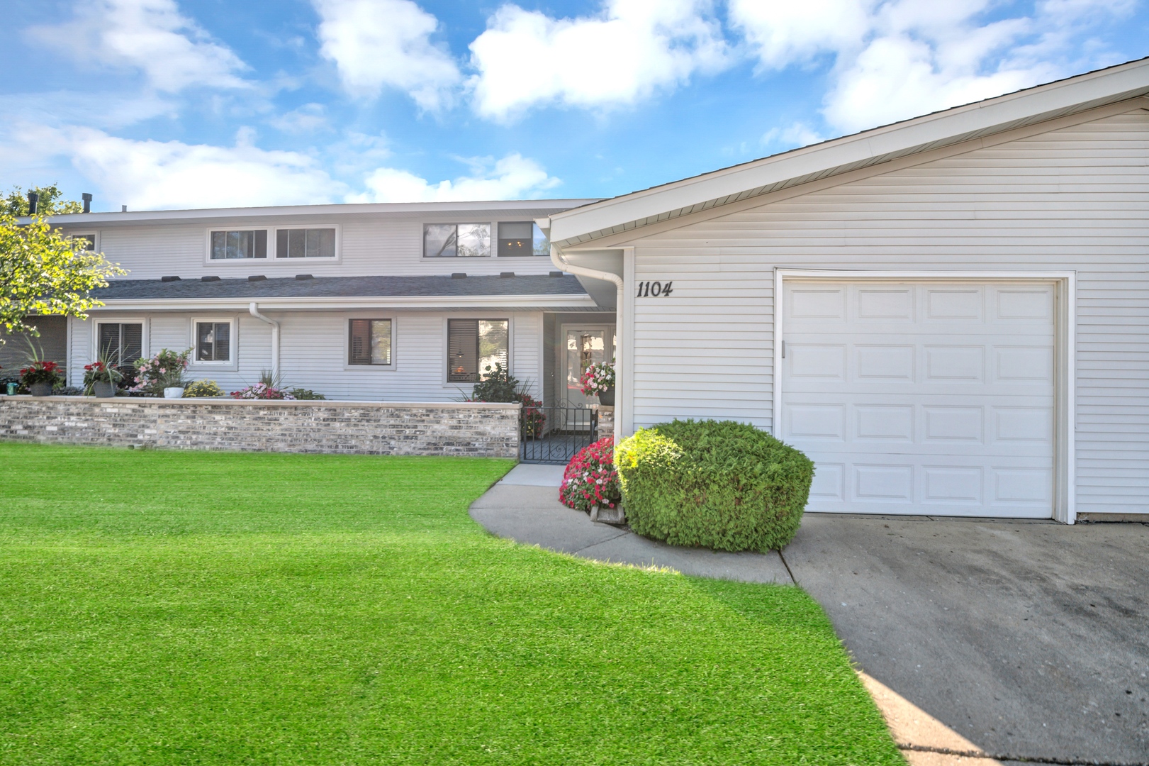 1104 Taunton Court, Schaumburg, IL 60193