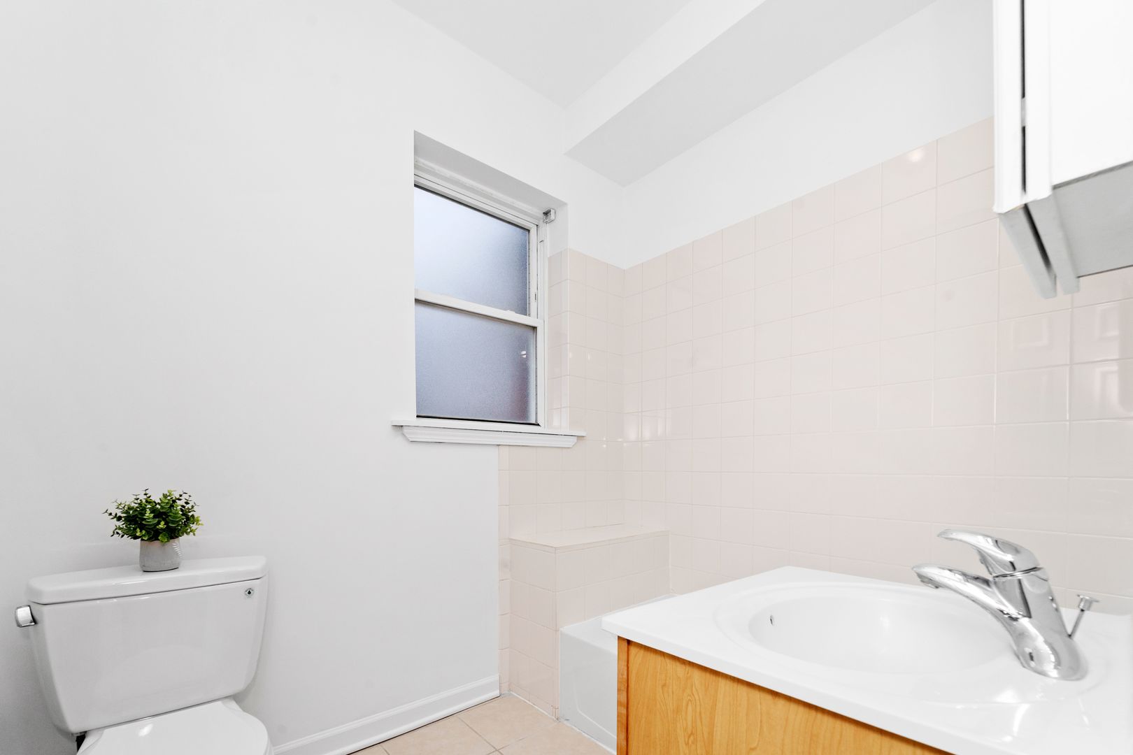 2414 W Bryn Mawr Avenue #1W, Chicago, IL 60659