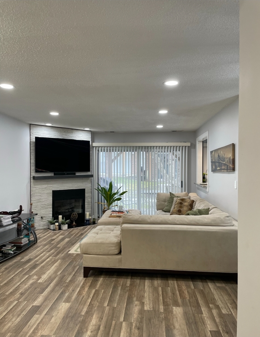 43 W Fern Court #125, Palatine, IL 60067