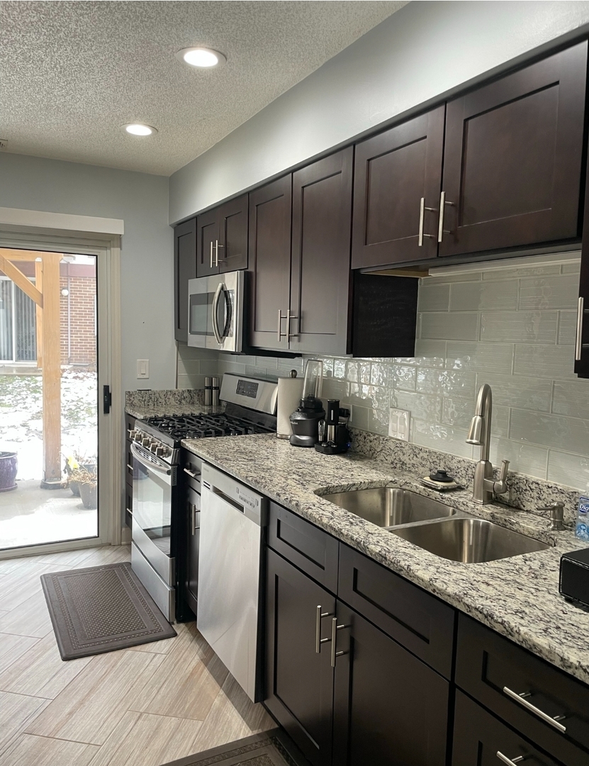 43 W Fern Court #125, Palatine, IL 60067