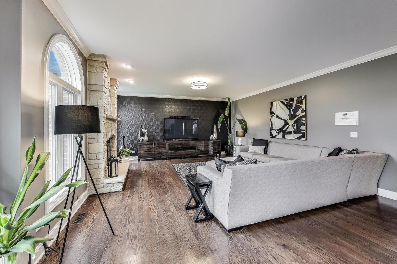 554 W Crockett Avenue, Elmhurst, IL 60126