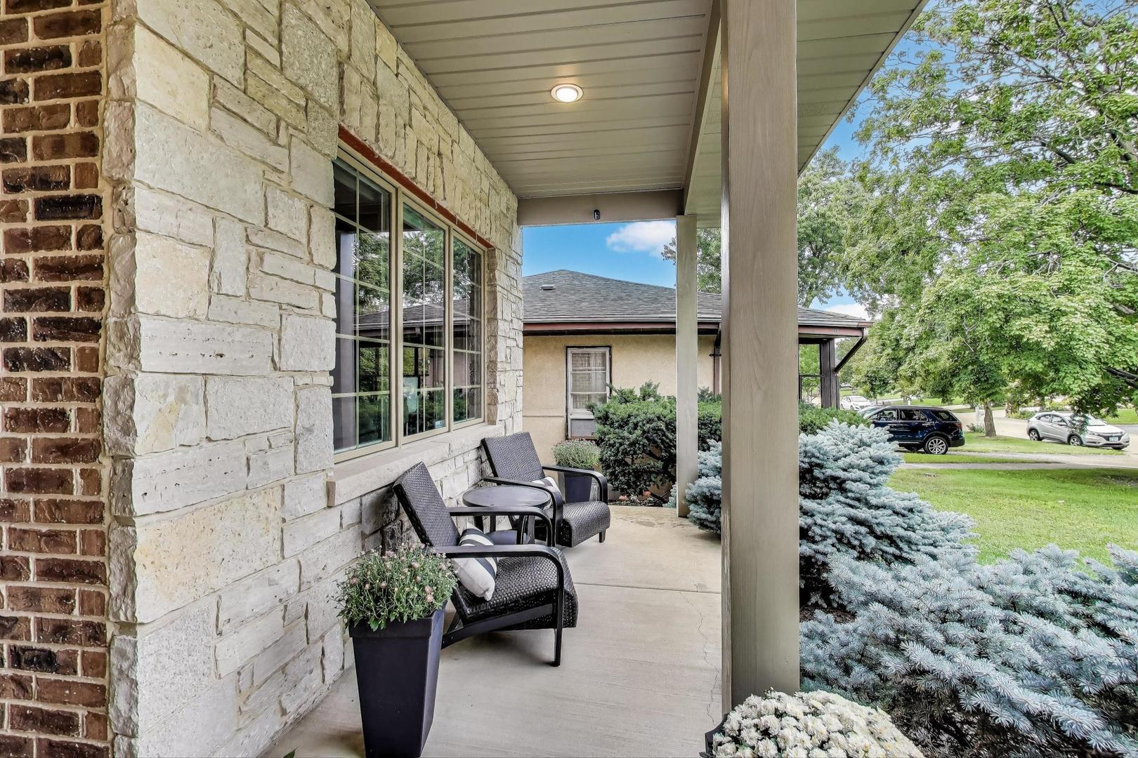 554 W Crockett Avenue, Elmhurst, IL 60126