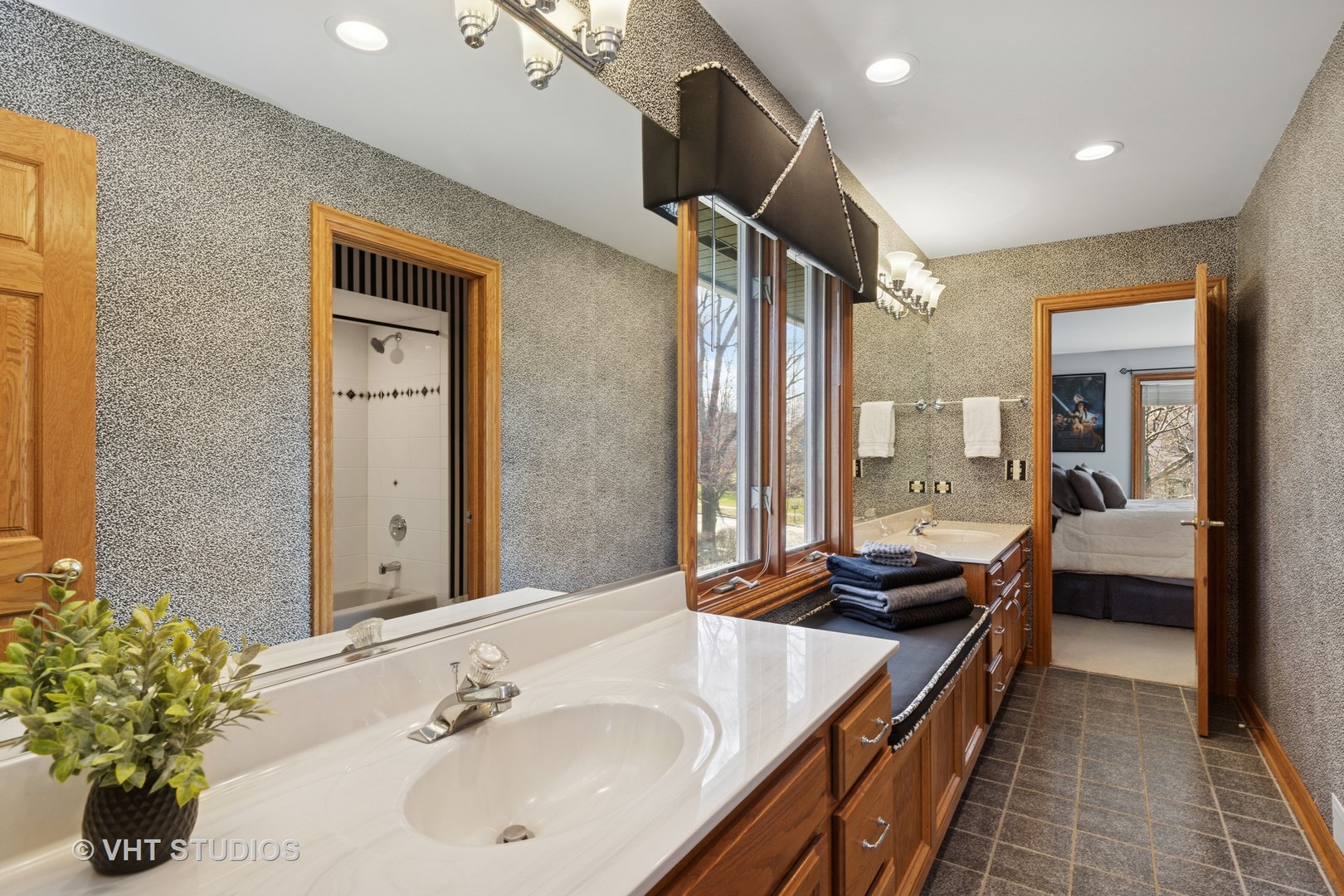 1512 Sunnyview Road, Libertyville, IL 60048