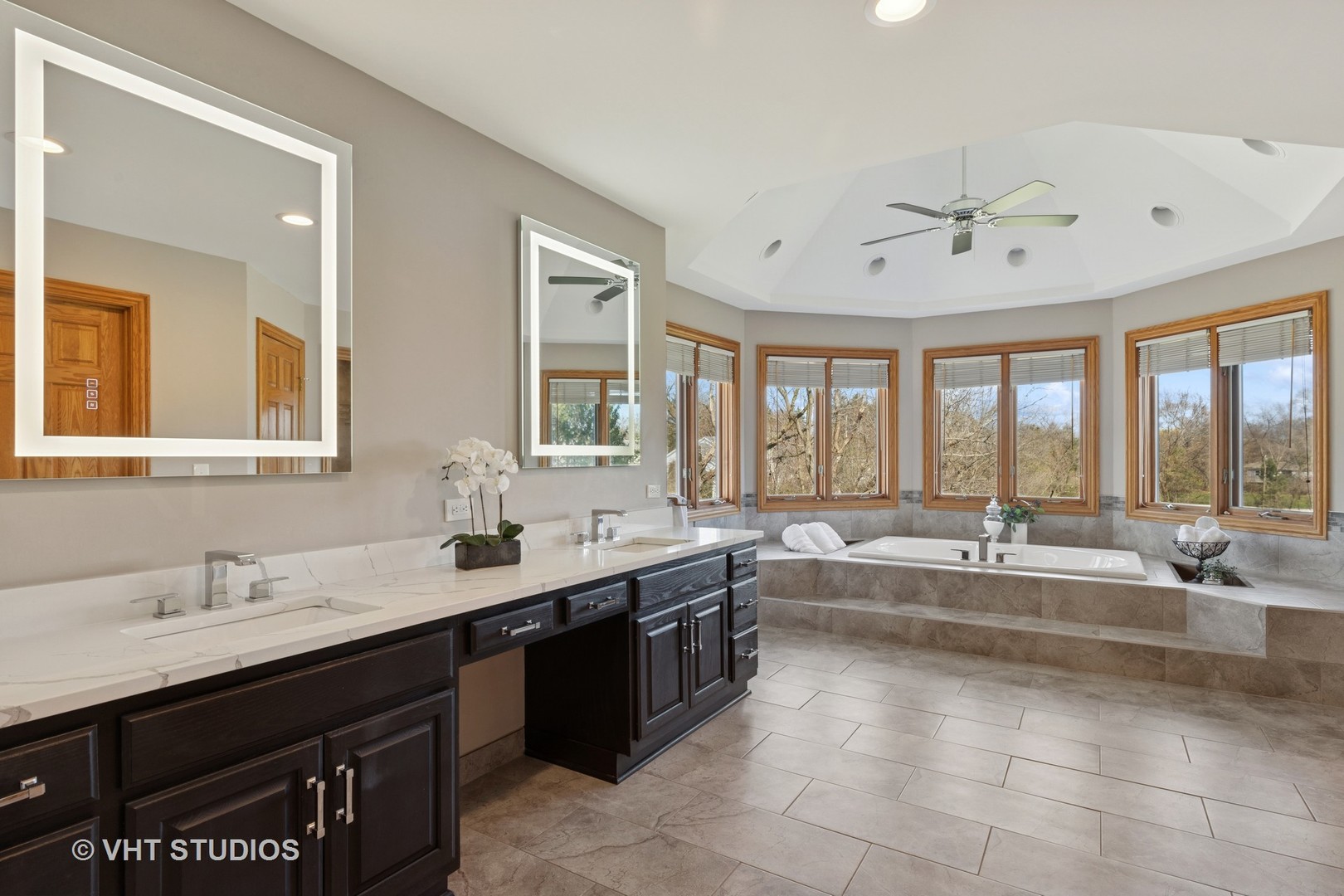 1512 Sunnyview Road, Libertyville, IL 60048