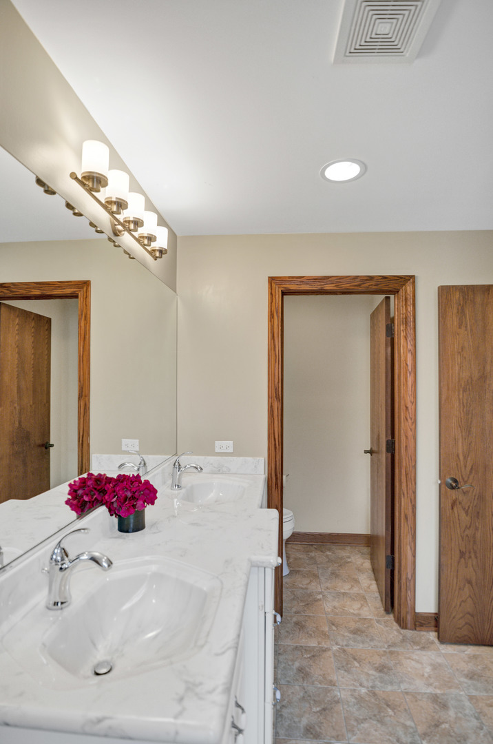 1535 S Douglas Avenue, Arlington Heights, IL 60005