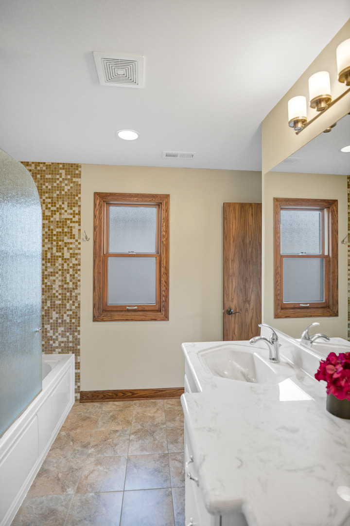 1535 S Douglas Avenue, Arlington Heights, IL 60005