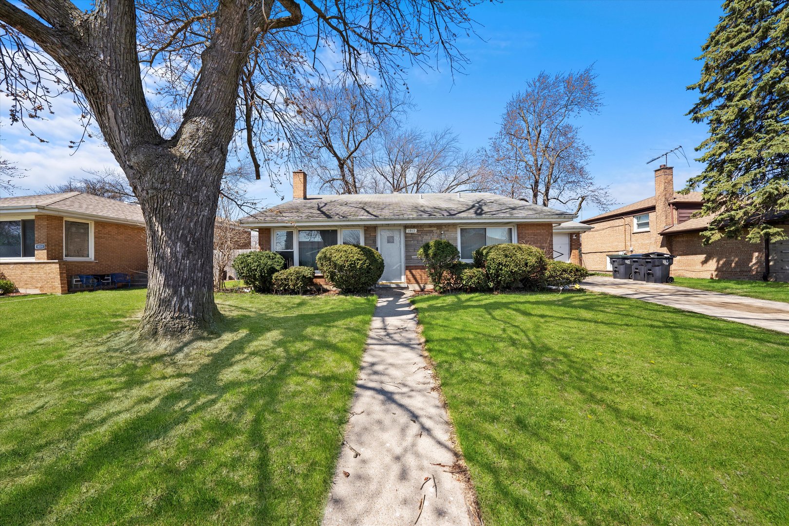 1012 E 159th Place, South Holland, IL 60473