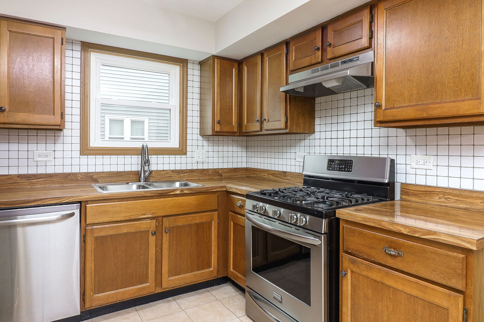 576 Springhill Circle, Naperville, IL 60563