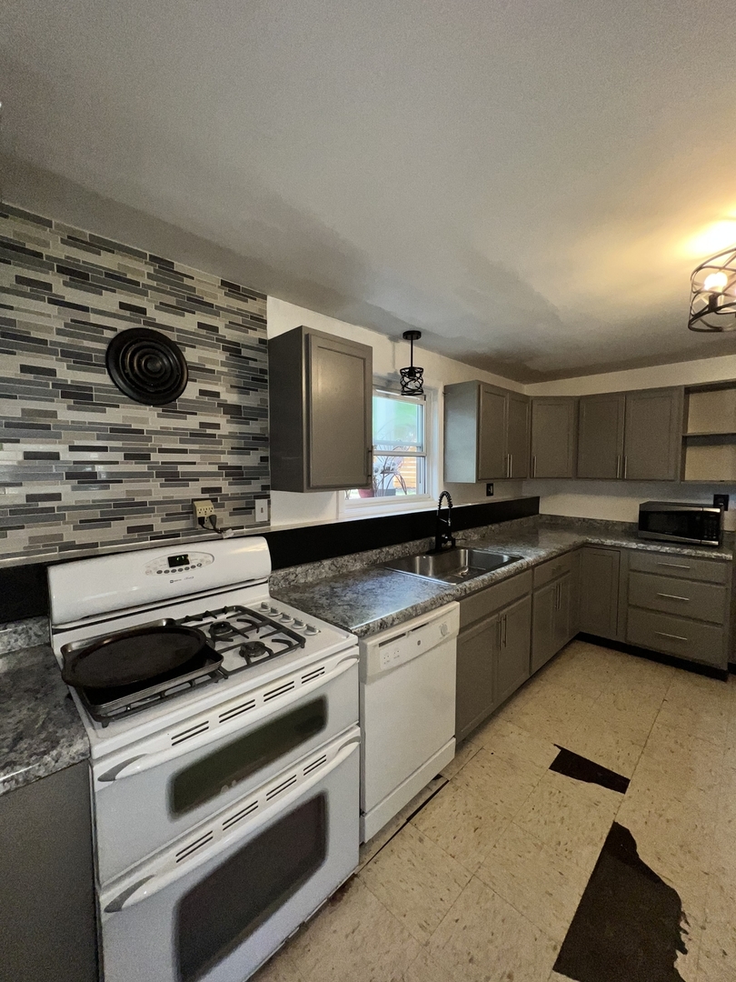 19 Wyndham Drive, Montgomery, IL 60538