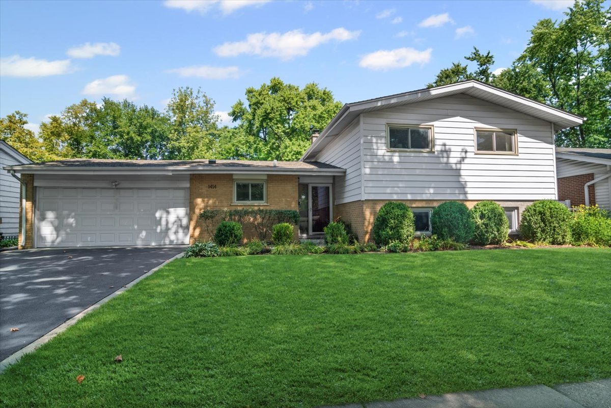1414 W Grove Street, Arlington Heights, IL 60005