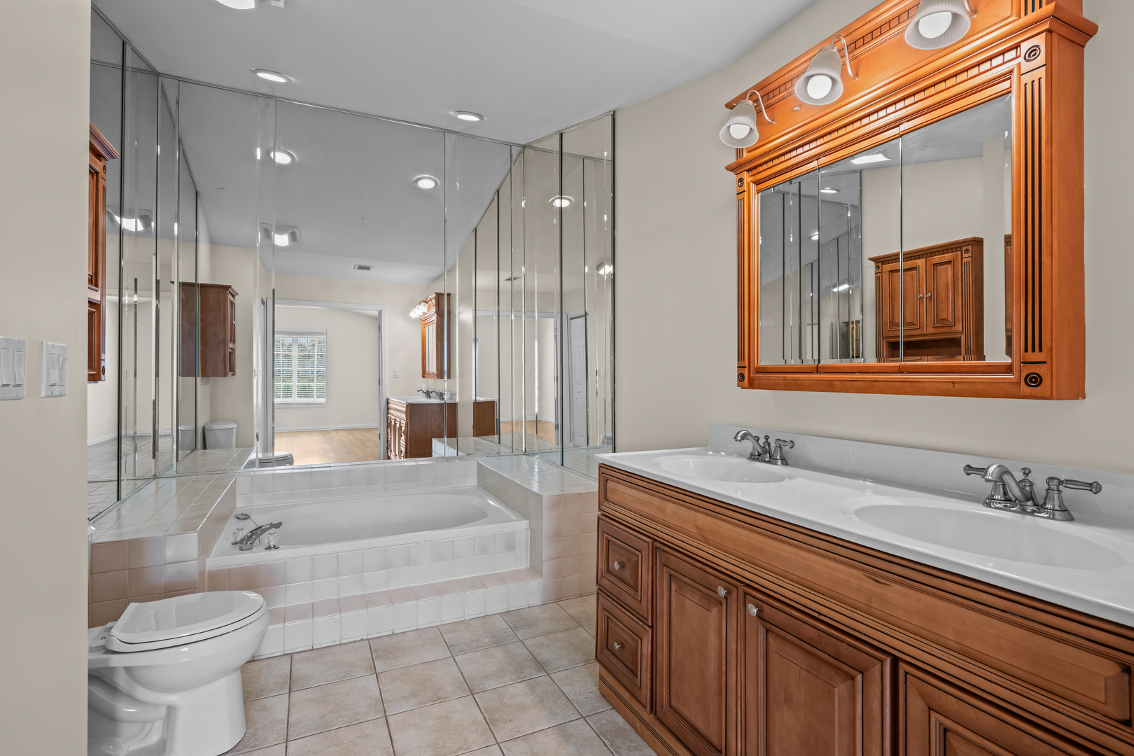 1662 COMMODORE Court #4, Schaumburg, IL 60193