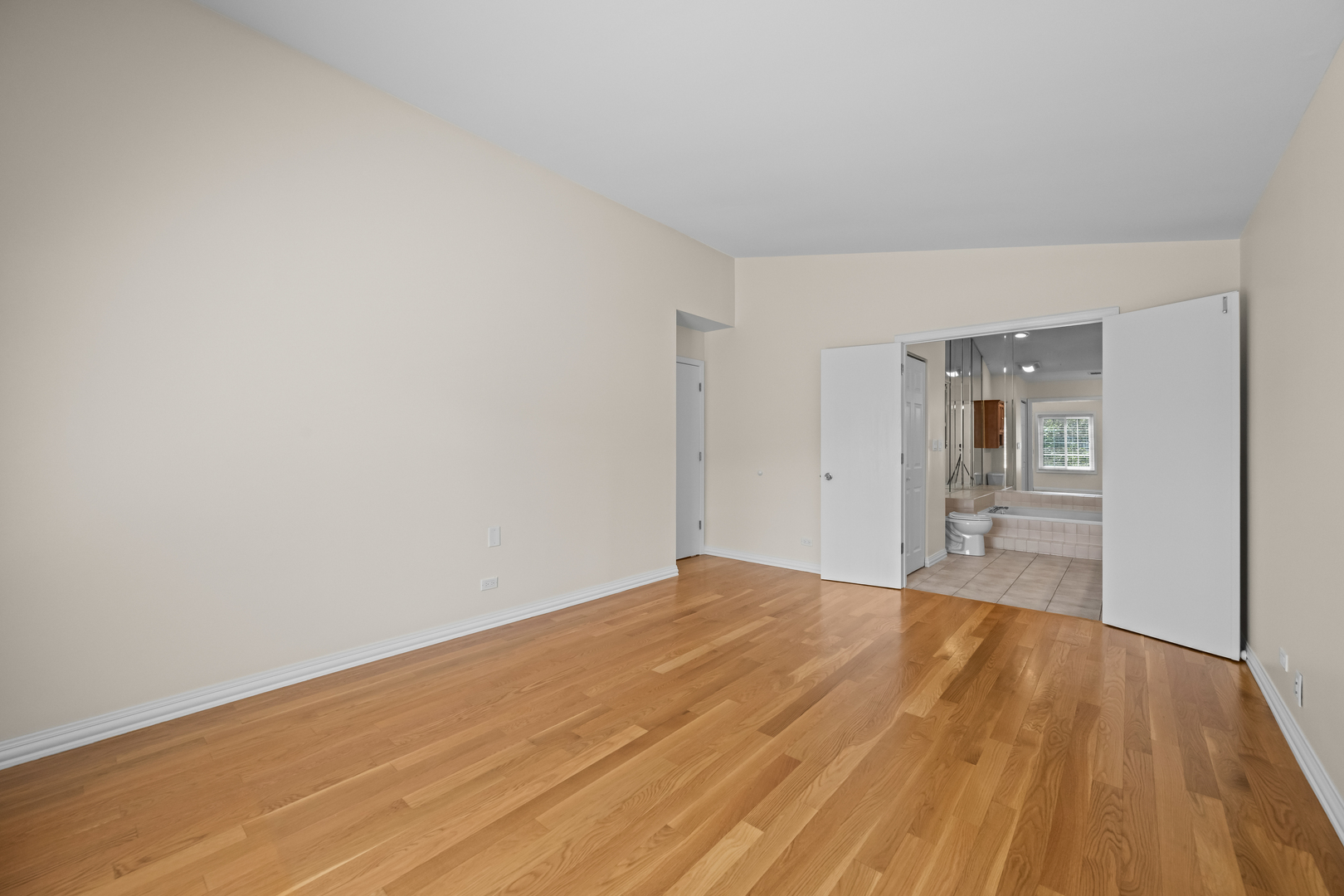 1662 COMMODORE Court #4, Schaumburg, IL 60193