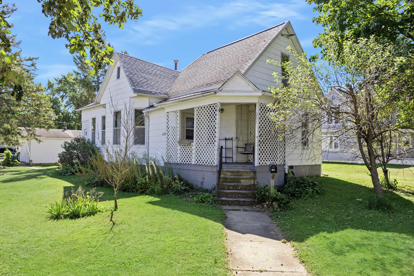 201 S Benson Street, Lexington, IL 61753