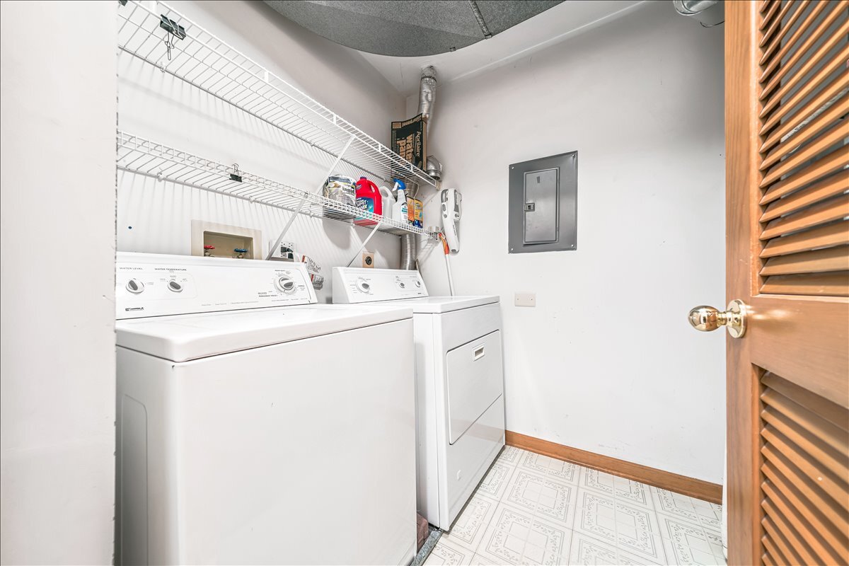 3 Taylor Court #B, Streamwood, IL 60107