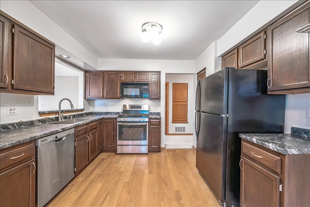 3 Taylor Court #B, Streamwood, IL 60107