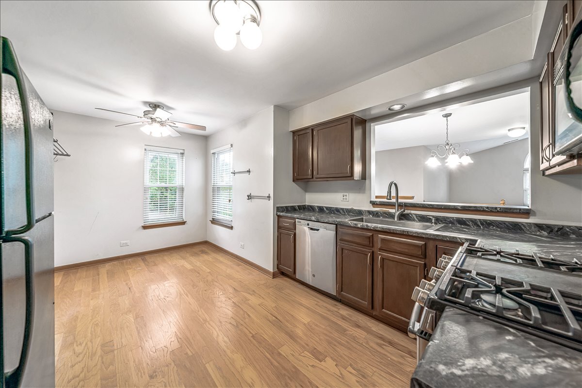 3 Taylor Court #B, Streamwood, IL 60107