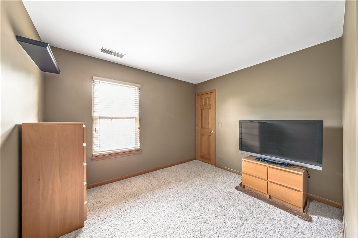 3 Taylor Court #B, Streamwood, IL 60107