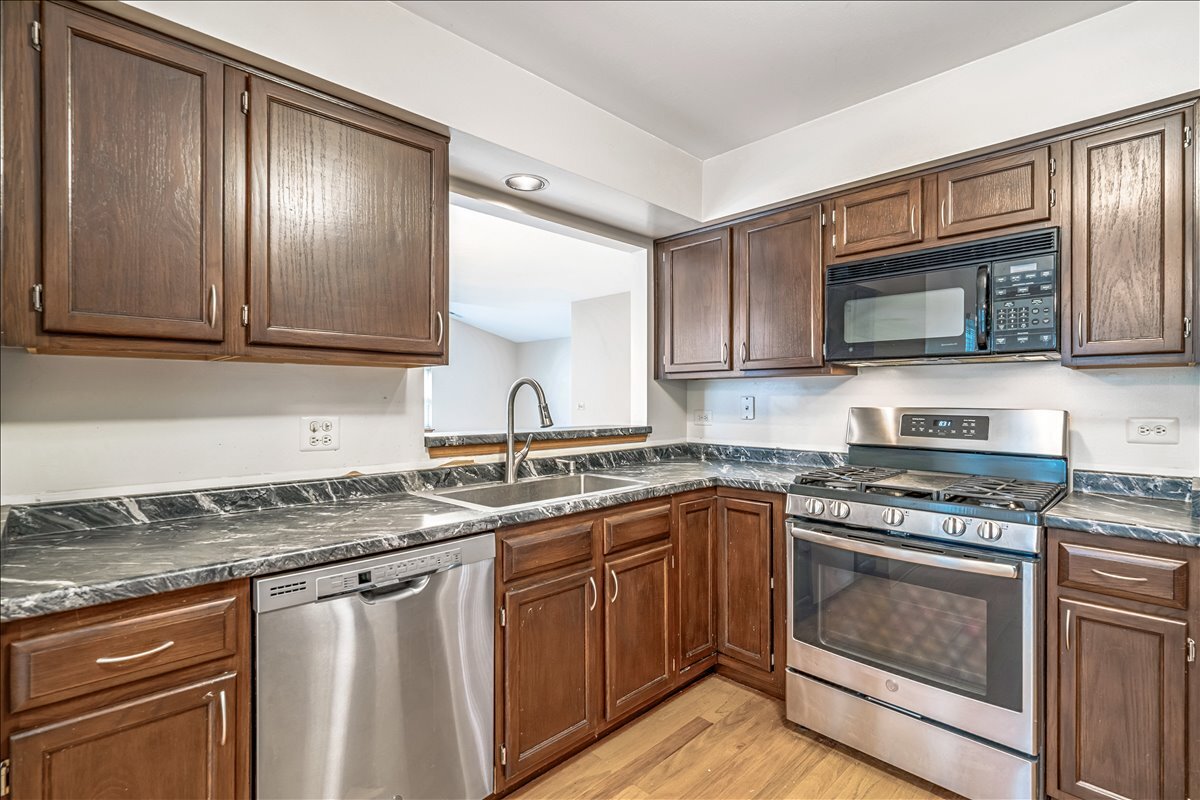 3 Taylor Court #B, Streamwood, IL 60107