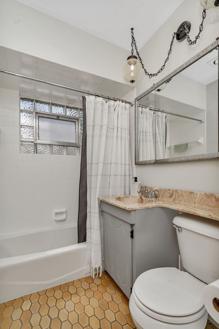 5725 S Monitor Avenue, Chicago, IL 60638