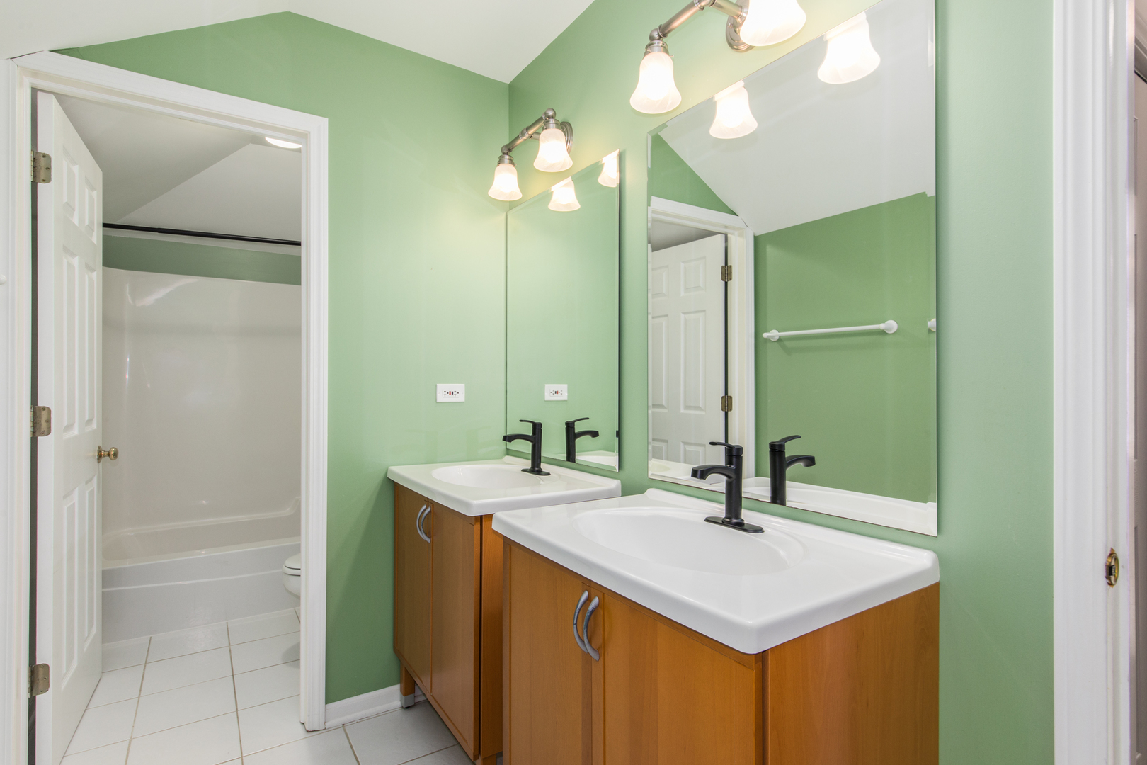 8 Division Court, Lemont, IL 60439