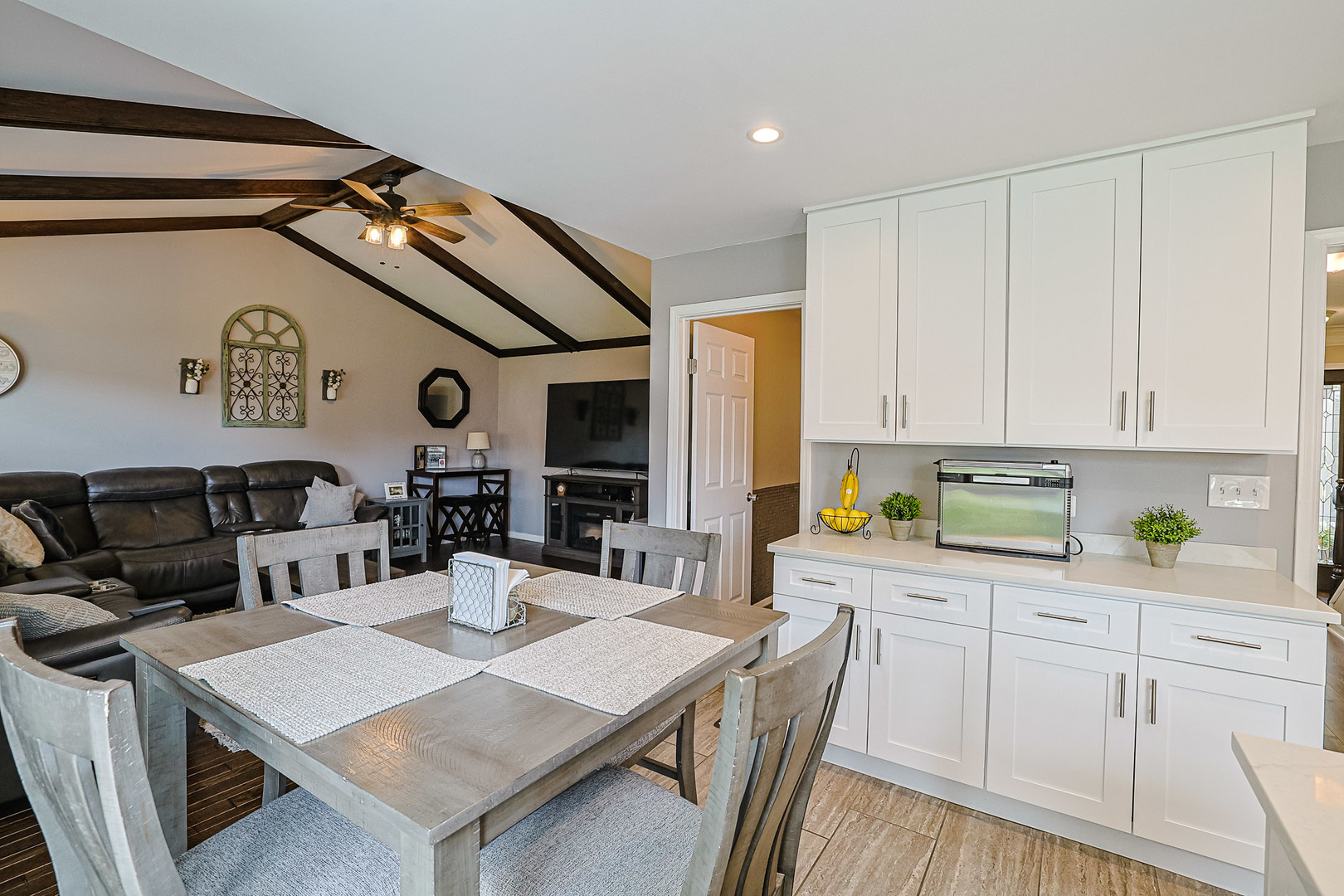 936 Debra Lane, Elk Grove Village, IL 60007