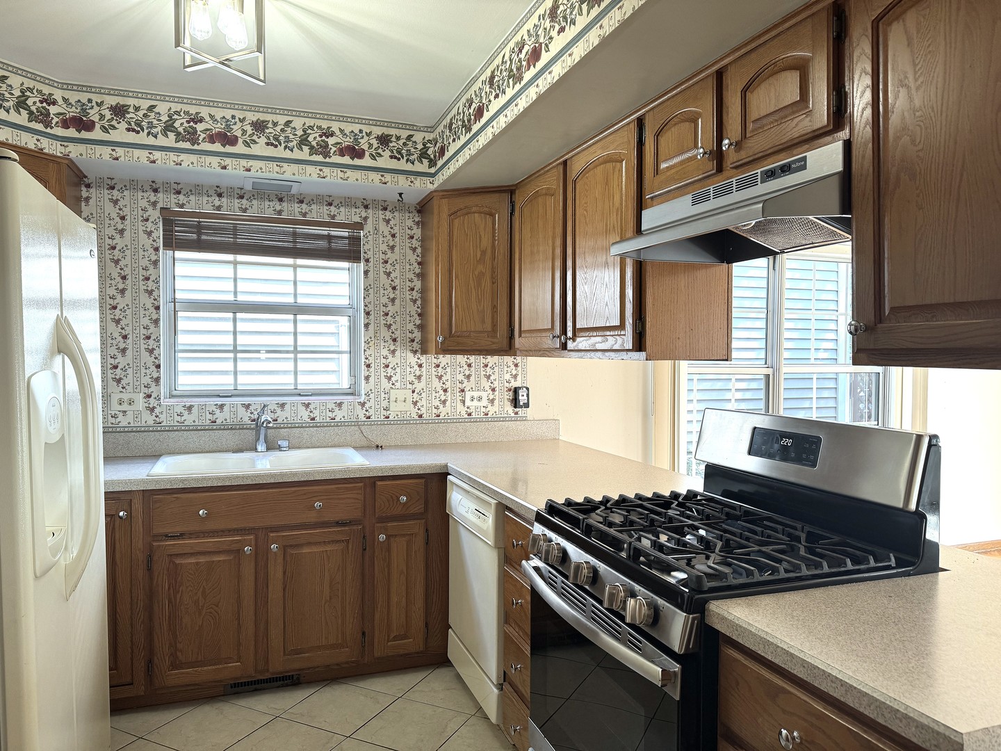 1604 ESTATE Circle, Naperville, IL 60565