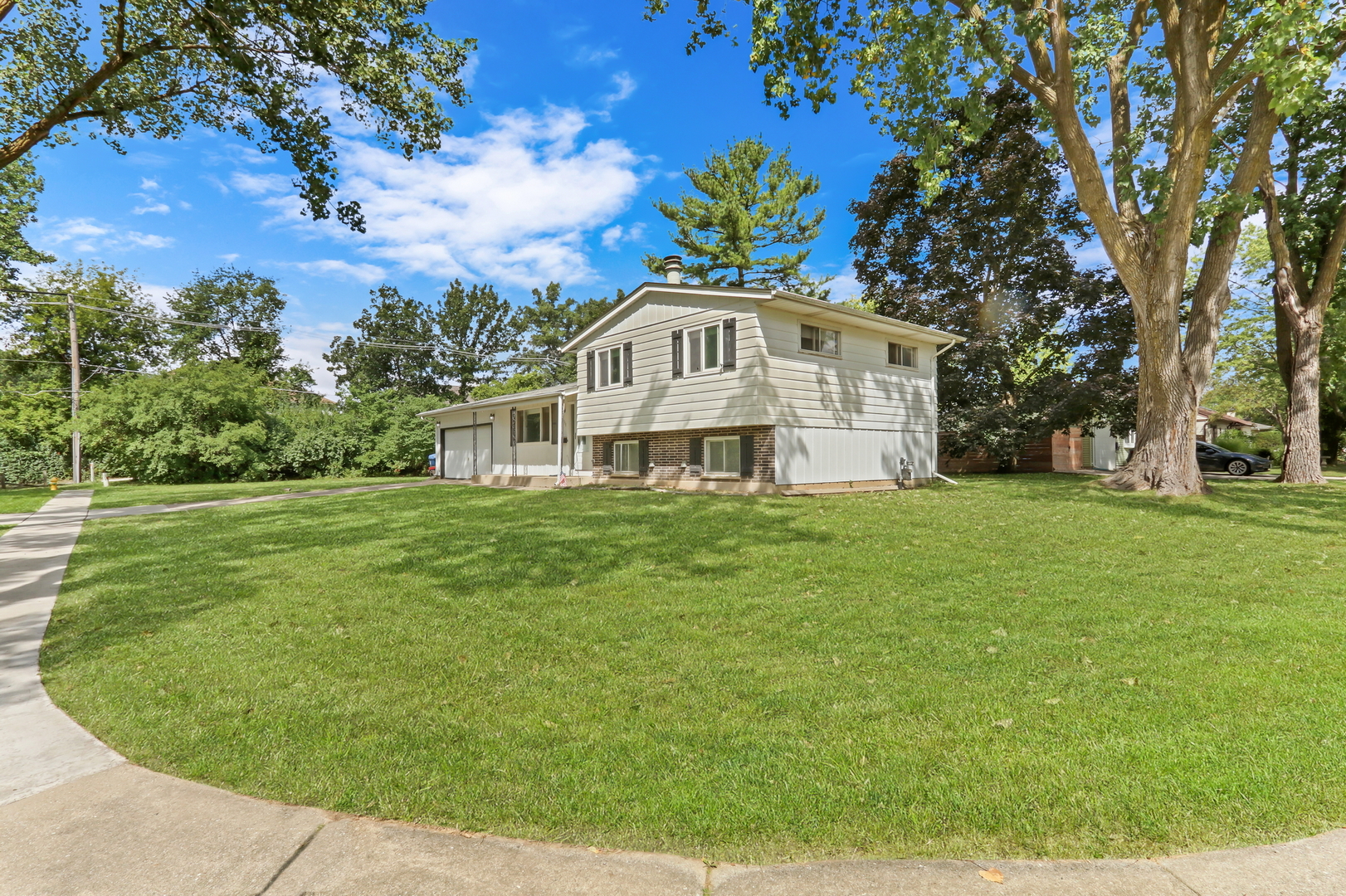 18758 W Highfield Drive, Gurnee, IL 60031