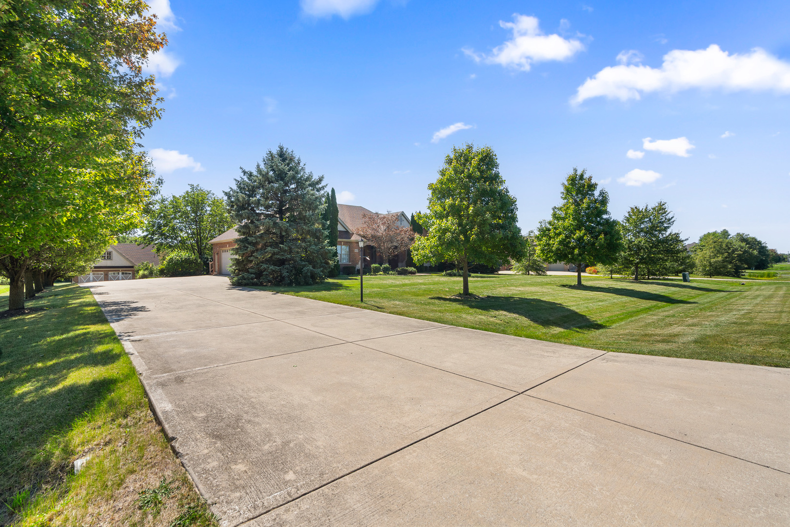 8421 W Blackthorne Way, Frankfort, IL 60423