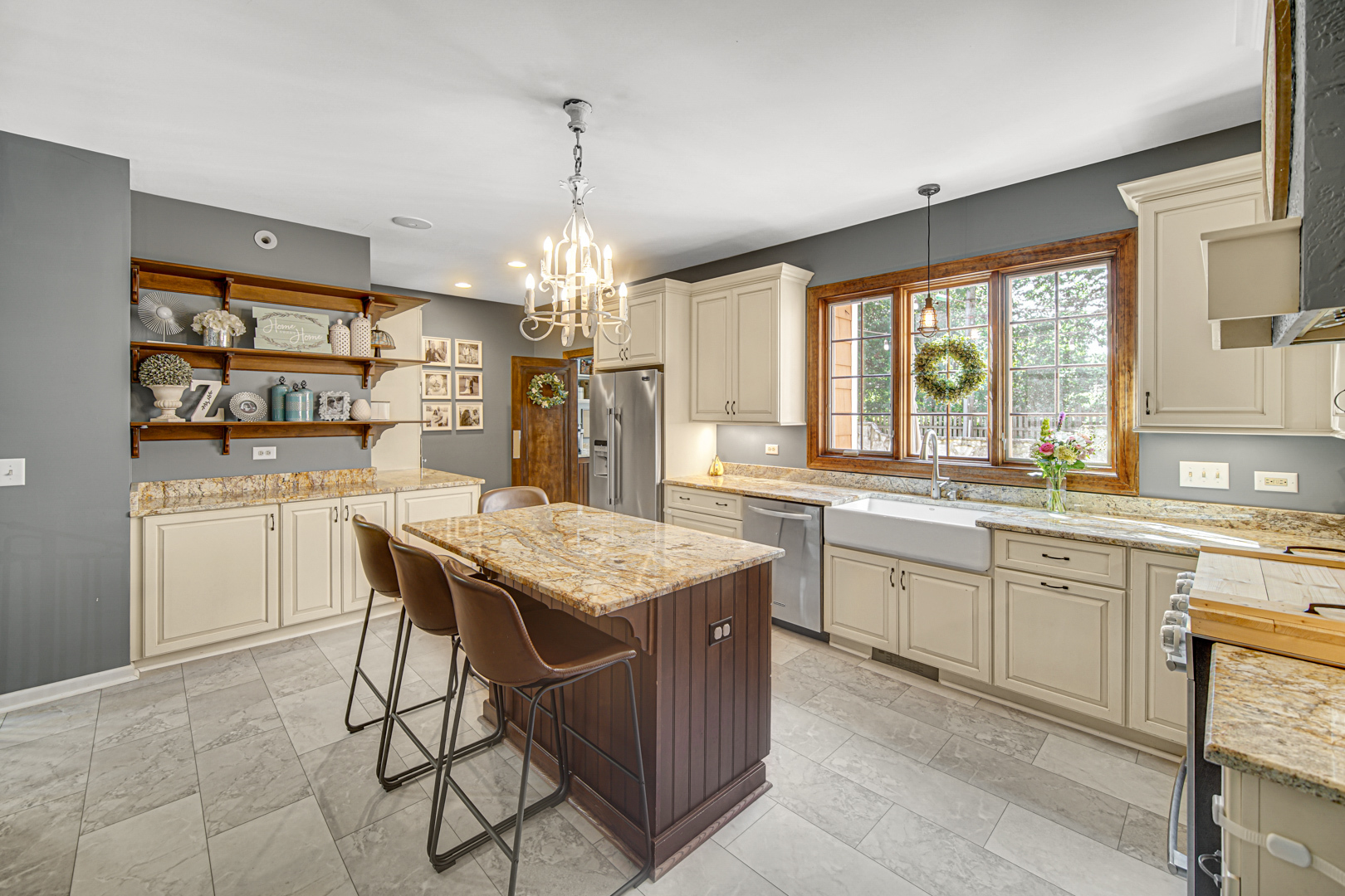 323 W Crystal Lake Avenue, Crystal Lake, IL 60014