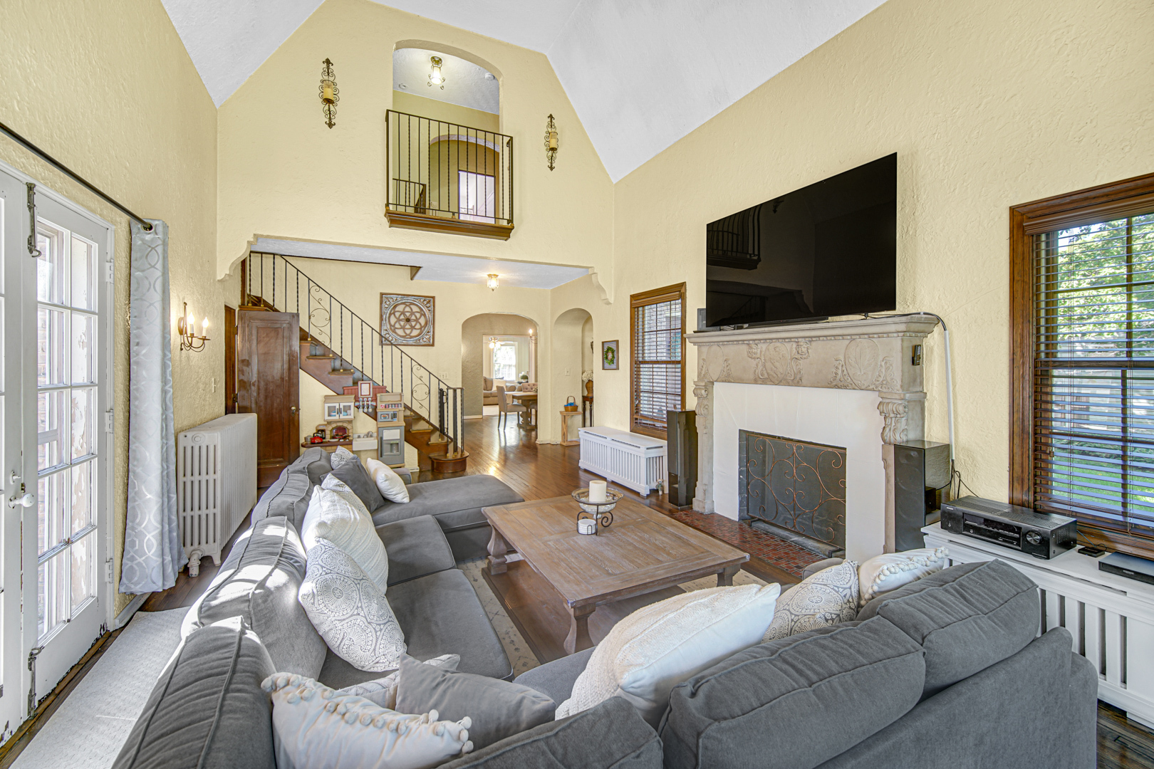 323 W Crystal Lake Avenue, Crystal Lake, IL 60014