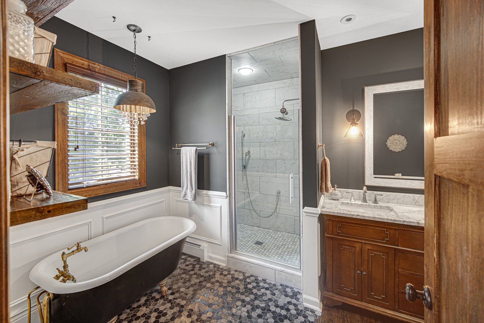 323 W Crystal Lake Avenue, Crystal Lake, IL 60014