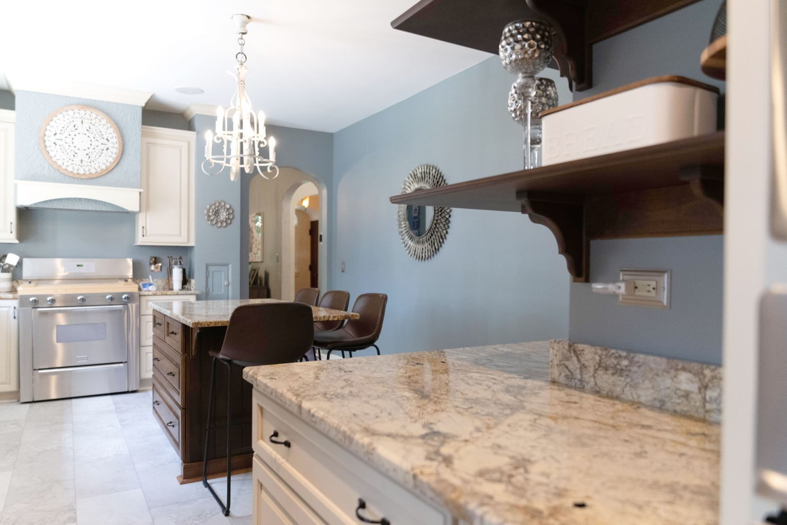 323 W Crystal Lake Avenue, Crystal Lake, IL 60014